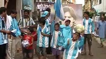 Video : Kolkatans draped in blue and white