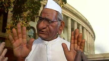 Video : Anna Hazare is the <i>Bodyguard</i>