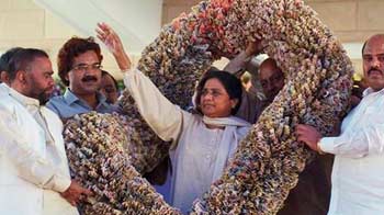 माया का सैंडल लाने जेट गया था मुंबई...