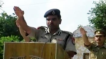 Video : The Anna effect: Won't take bribe, pledges Agra police