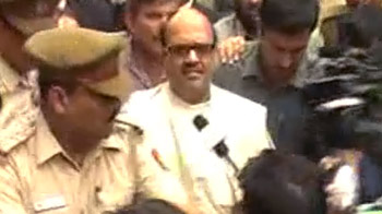 कैश फॉर वोट : कोर्ट पहुंचे अमर