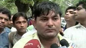 Video : Delhi blast: Man in white shirt was carrying the briefcase, says eyewitness