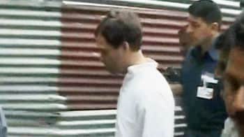 Video : Crowd heckles Rahul Gandhi outside hospital