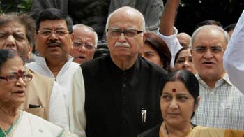 मुझे गिरफ्तार करो : आडवाणी