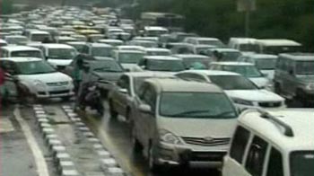 Heavy rain lashes Delhi, office-goers stranded