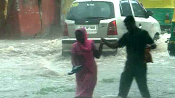 Video : Delhi streets waterlogged, Delhiites help
