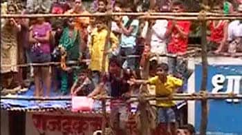 Video : Mumbai: Balcony collapses during Ganesh procession, 1 dead