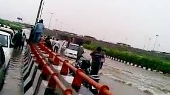 Video : Heavy rain leads to underpass flooding in East Delhi