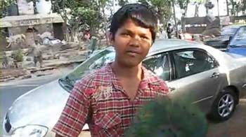 Ravi, who sells peacock feathers, becomes Internet sensation Ravi, who sells peacock feathers, becomes Internet sensation