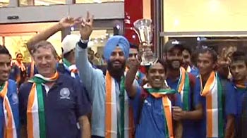 Hockey players refuse to take Rs. 25,000 cash prize