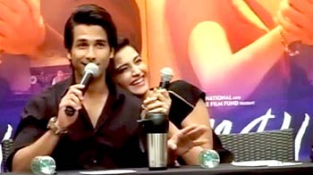 पापा के सामने शर्माए शाहिद