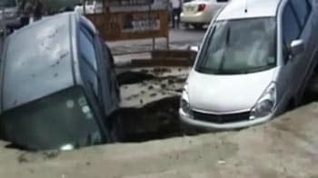 Video : जमीन में धंसी कार, बमुश्किल बची जान