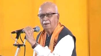 Video : Advani praises Modi for 'model governance' in Gujarat