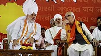 Video : Narendra Modi begins fast with Advani by his side