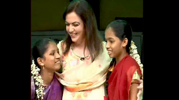 बच्चों के बीच 'टीचर' नीता अंबानी