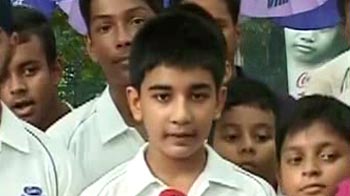 Youngsters from Kolkata get cricketing tips from Sachin