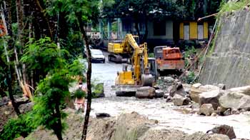 भूकंप के बाद राहत कार्यों में दिक्कत