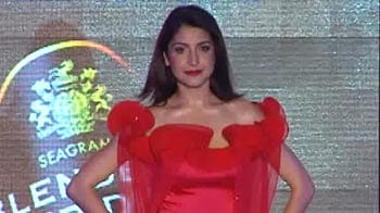 Video : Anushka paints the town red