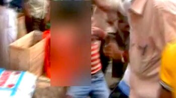 Videos : भीड़ ने आठ साल के बच्चे को पीटा