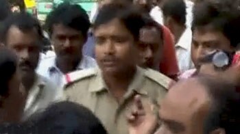 Videos : बीएसपी नेताओं ने ट्रैफिक पुलिस वाले को पीटा