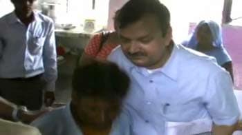 Video : IAS officer pushes Dalit out of room