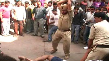 Video : Policeman attacks mentally challenged man with brute force