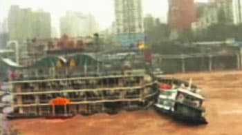 Video : Caught on camera: Restaurant boat capsizes in China