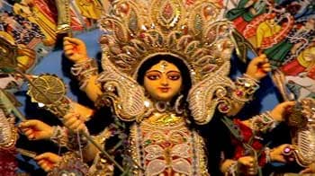 Video : मां दुर्गा को सजाने का काम जारी
