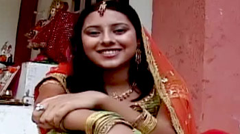 मां के दरबार में आनंदी