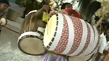 Video : Celebrating <i>Durga Pujo</i> with Dhak's maddening beats