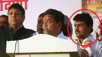 गैंगस्टर के साथ नजर आए महाराष्ट्र के गृहमंत्री