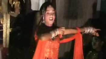 Videos : रामलीला में बार डांसरों ने लगाए ठुमके