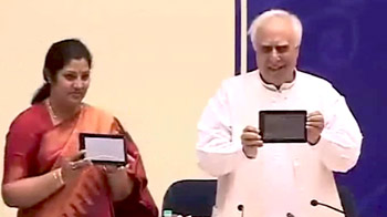 सबसे सस्ता टैबलेट 'आकाश' लॉन्च