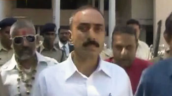 'संजीव के साथ आतंकियों जैसा बर्ताव'