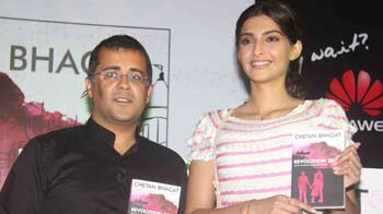 Video : Sonam & Chetan Bhagat cause Reading 'Revolution'