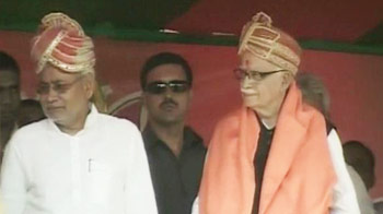 Advani begins Rath Yatra with Nitish by his side