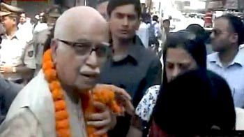 काशी विश्वनाथ पहुंचा आडवाणी का रथ