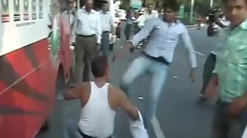 Anna supporters beaten up by Sri Ram Sene activists Anna supporters beaten up by Sri Ram Sene activists