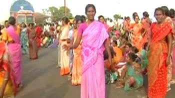 Video : Koodankulam N-plant row: Protesters block roads, stop scientists, engineers