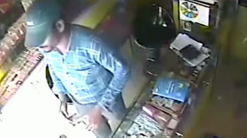 मालिक के सामने ही उड़ा लिए गहने