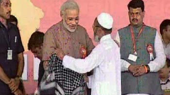 मुसलमान से शॉल लेने से मोदी का इनकार