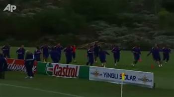 French team returns to training after row