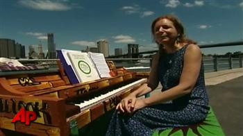 Video : NY pianos: Play and play