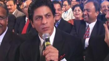 NDTV awards: SRK sings to Priyanka Chopra