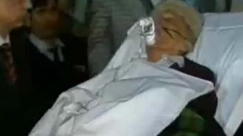 Video : Prime Minister Manmohan Singh visits Jyoti Basu in hospital