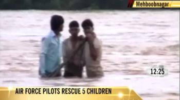 Video : Air Force pilots save 5 kids from drowning