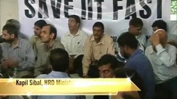 Video : IIT vs Govt over pay continues