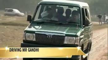 Video : Rahul, Priyanka take turns on Amethi drive