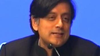 Tharoor criticises Nehru and Gandhi, irks Congress