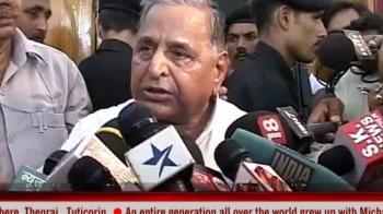 Mulayam slams Maya over statue unveiling
